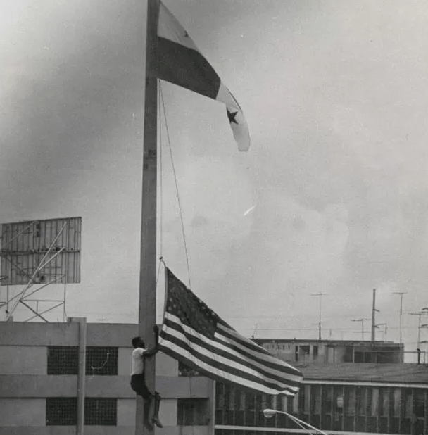 Después de lo ocurrido el 9 de enero de 1964, decenas de banderas estadounidenses en la Zona del Canal fueron sustituidas por banderas panameñas.