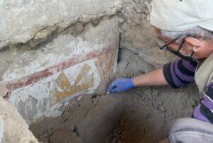 Arqueólogos descubren en Perú antiguos murales de figuras bicéfalas que datan de hace 1.400 años