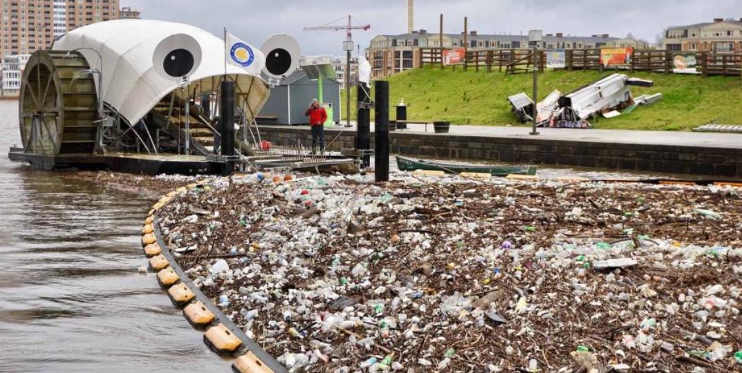 'rueda de basura' limpia el río de plástico