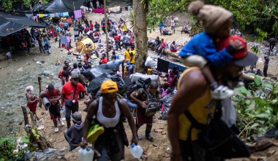 Panamá reporta cifra récord de migrantes cruzando la selva del Darién