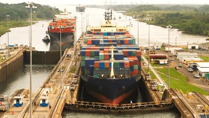 El Canal de Panamá acoge el mayor buque en capacidad de carga